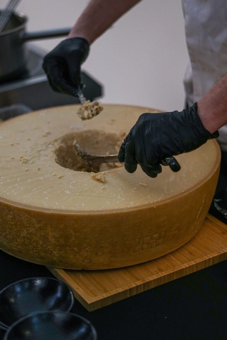Rétromobile, meule de parmesan