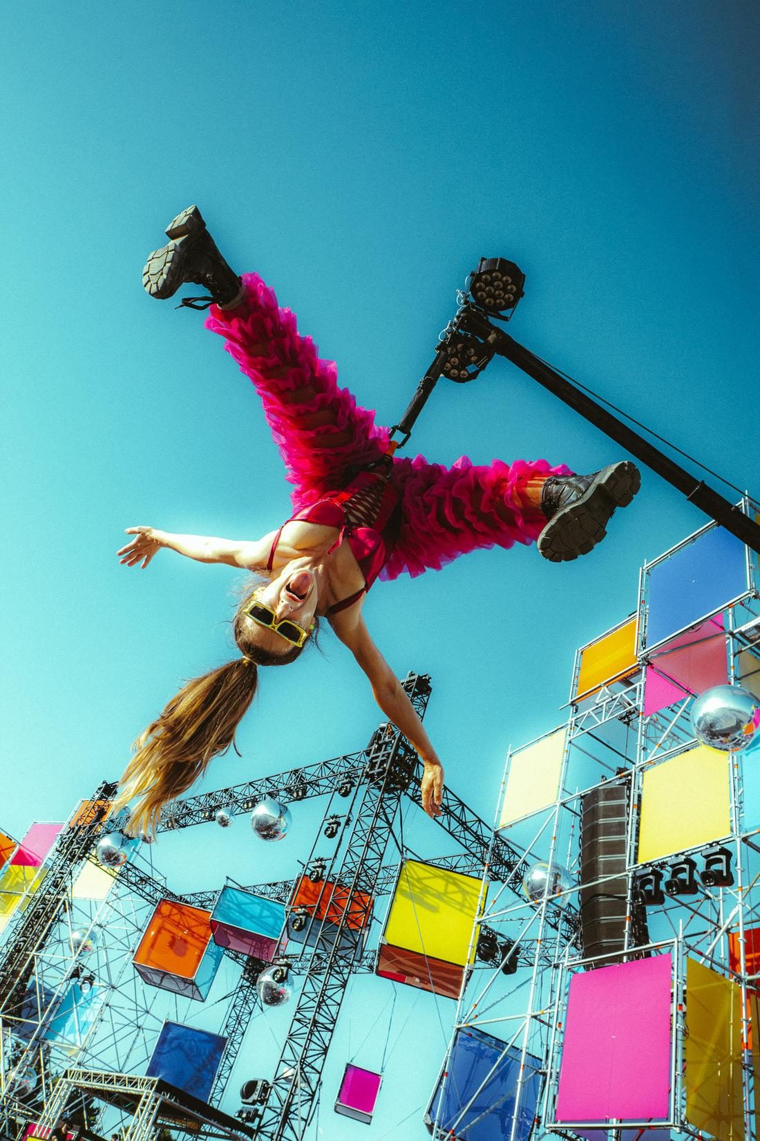 Acrobate en costume rose au festival Elektric Park