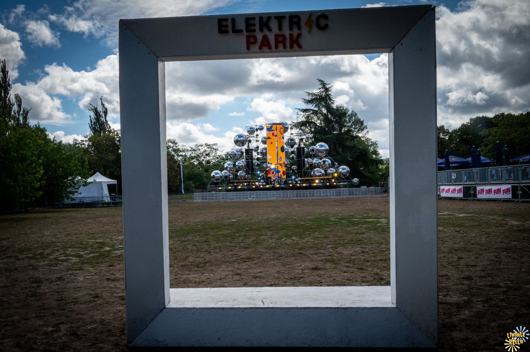 Le cadre Elektric Park à l'entrée du parc
