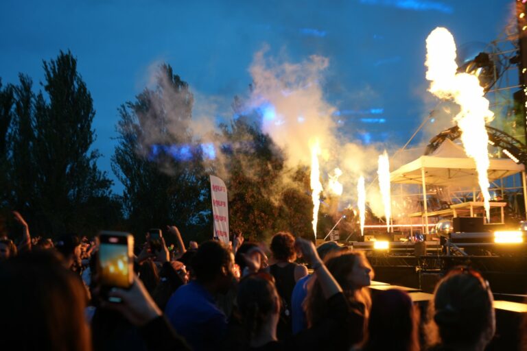 Flammes sur la scène, la nuit