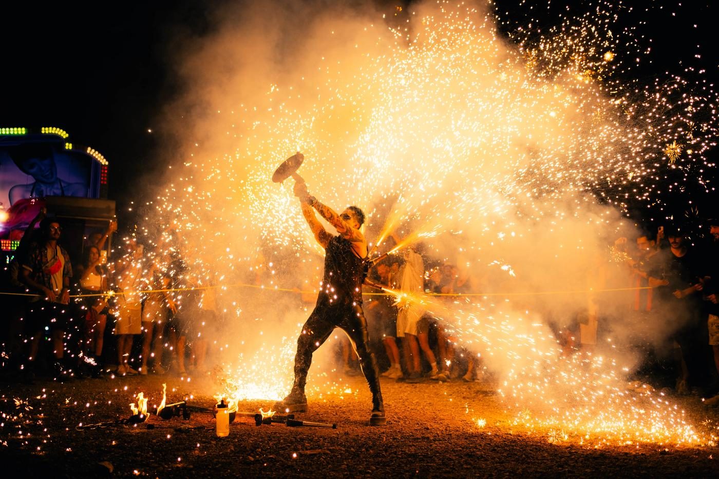 Cracheur de feu sur la scène Madame Loyal à Elektric Park