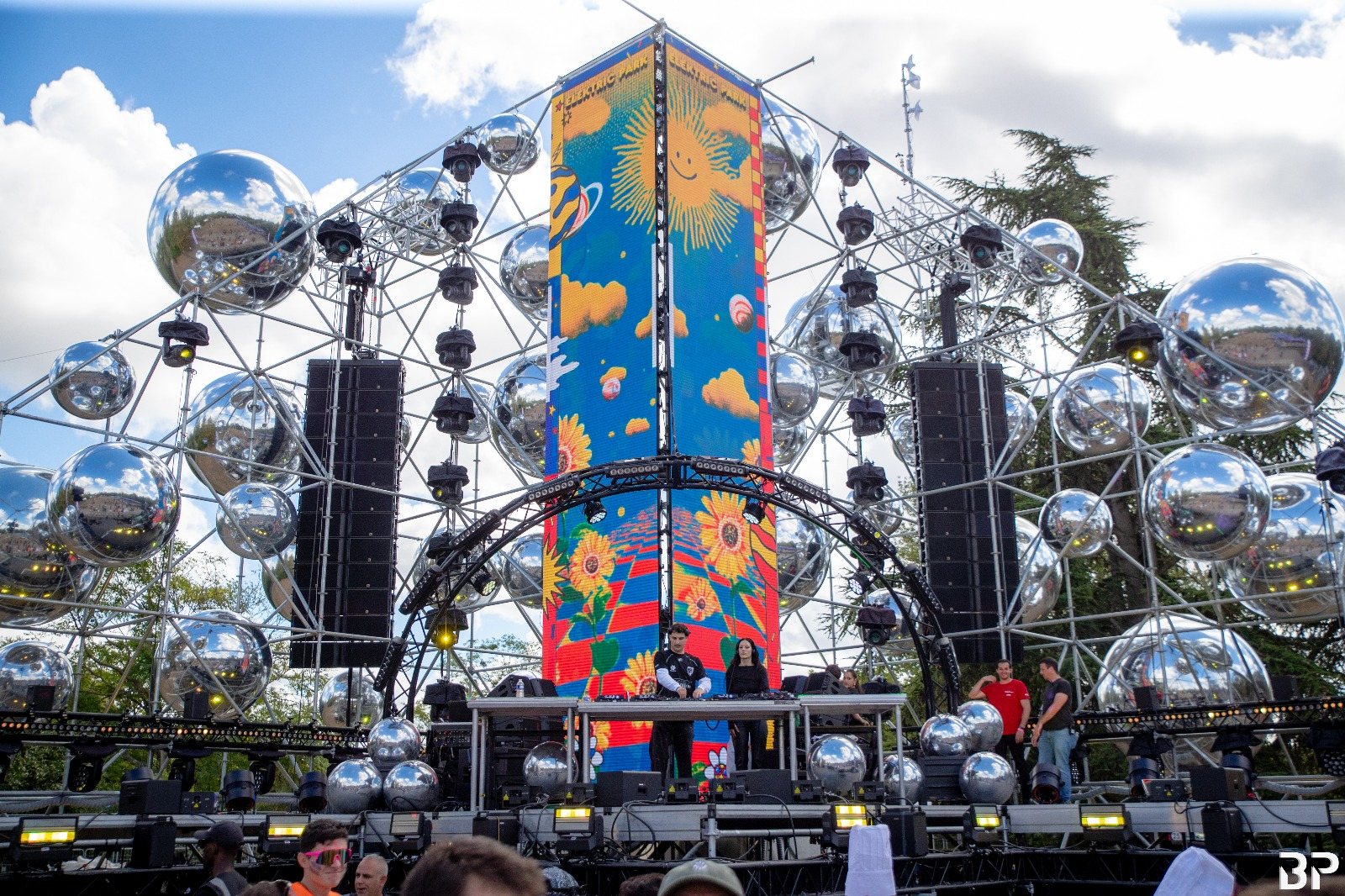 Sphères miroir et fresque sous le ciel