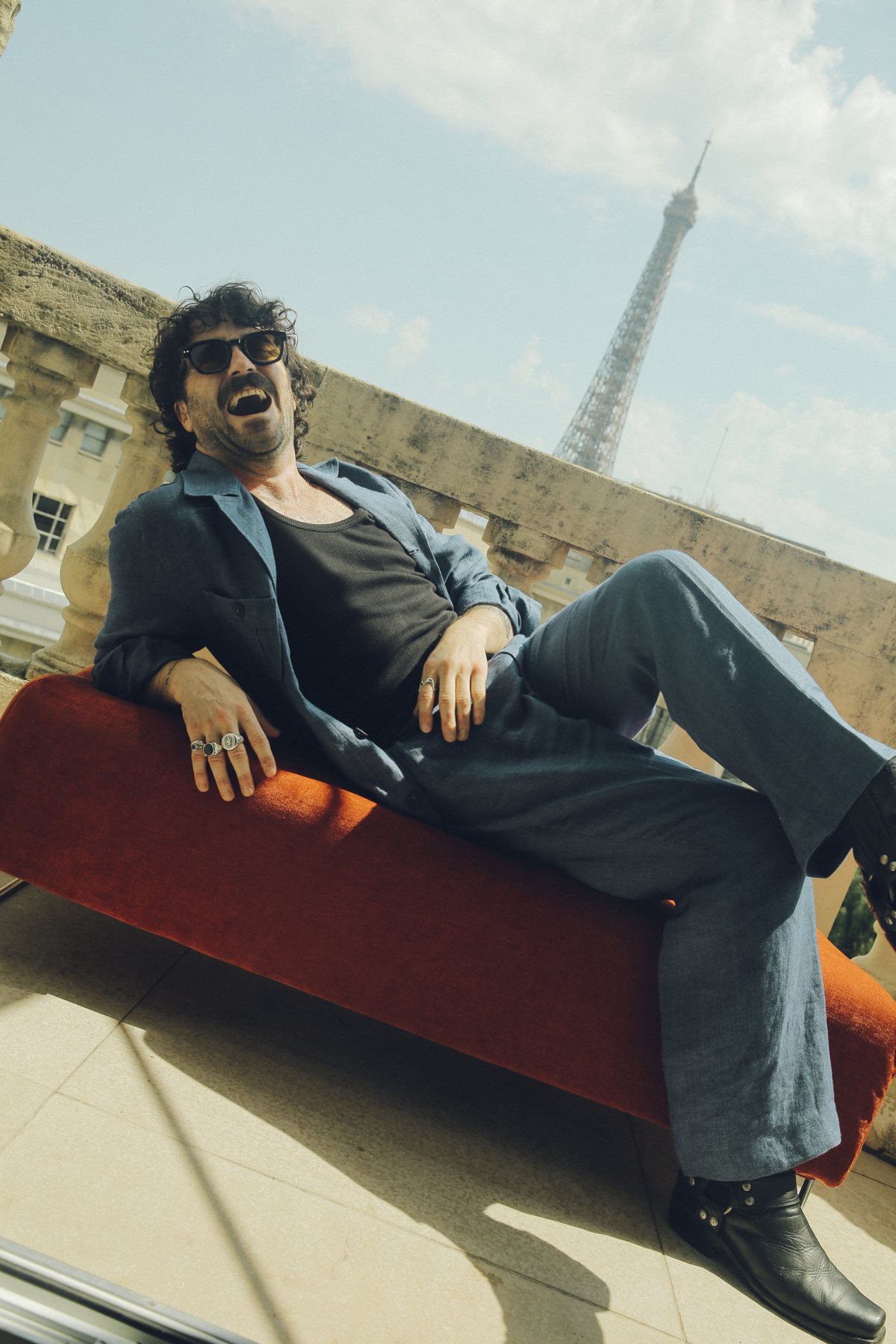 Banc rouge, toits de Paris