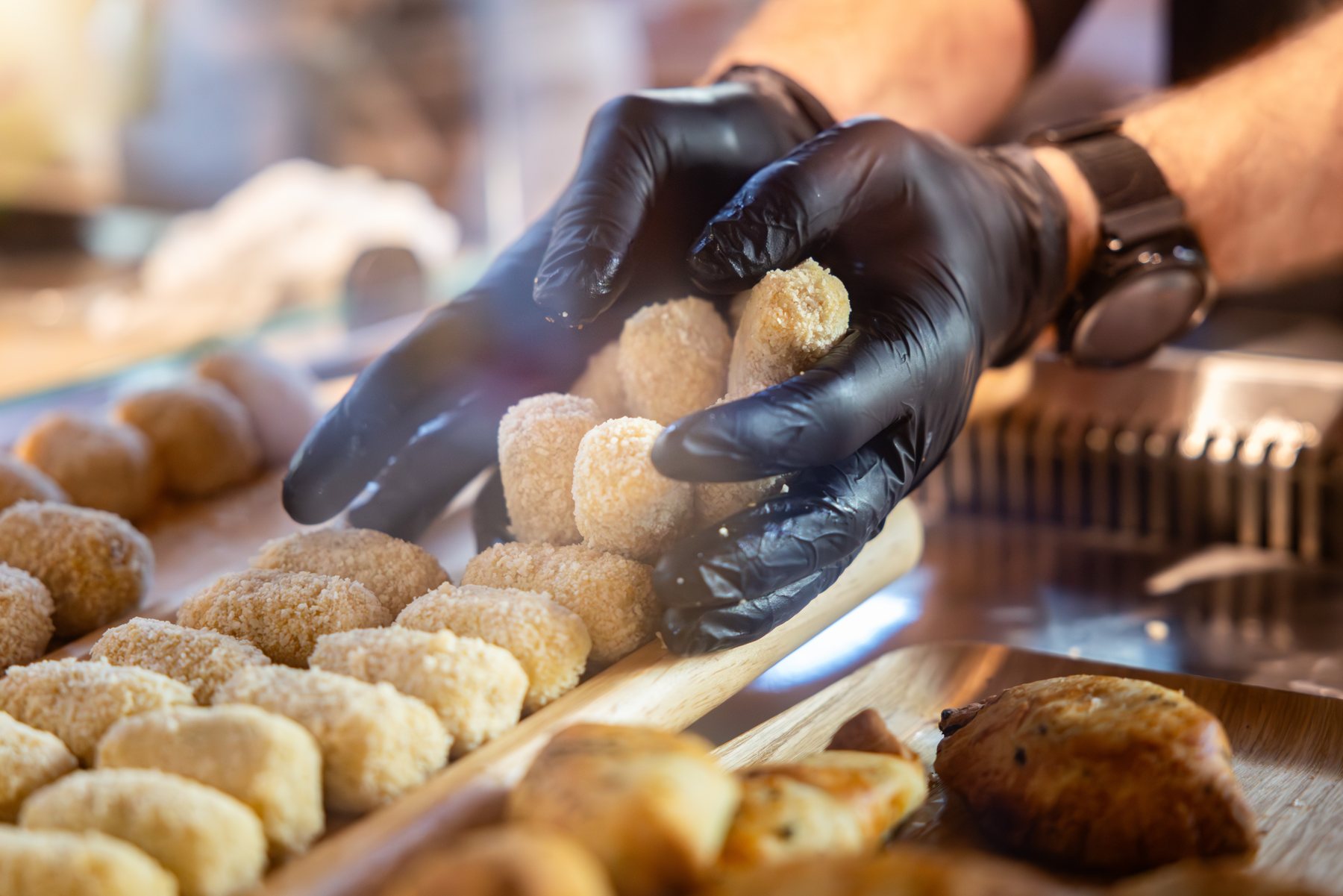 Croquettes, gants noirs
