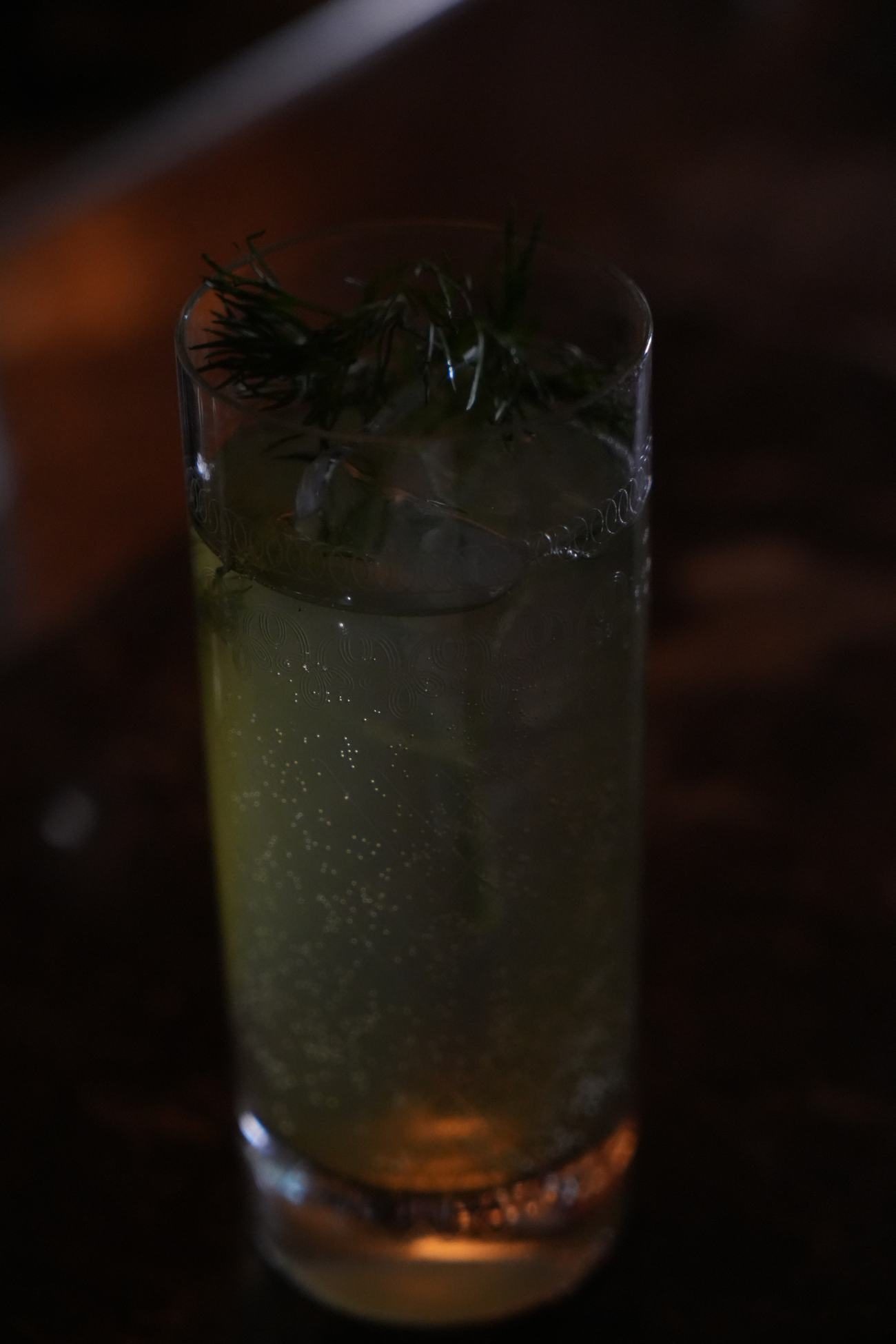 Cocktail au rhum HSE servi à la Maison Revka