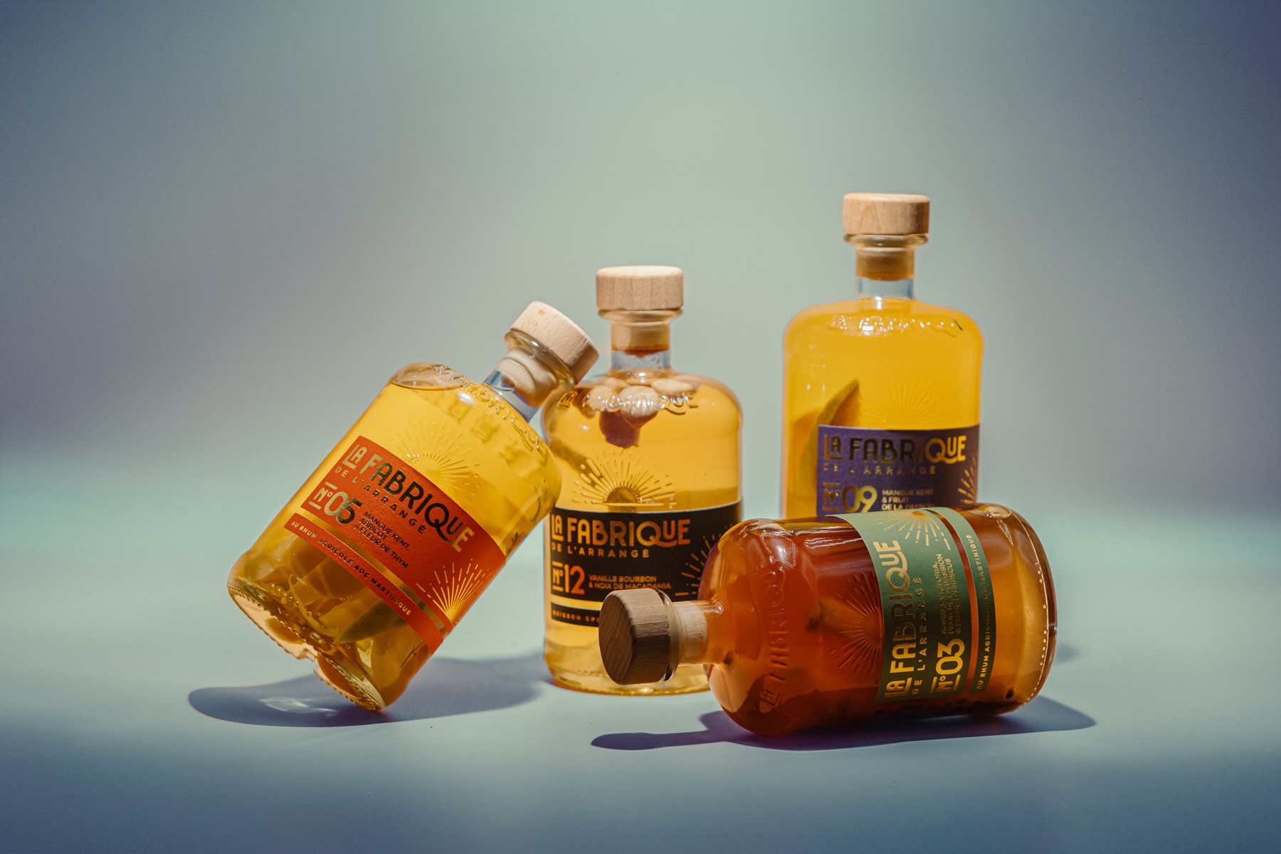 Trois bouteilles sur bleu