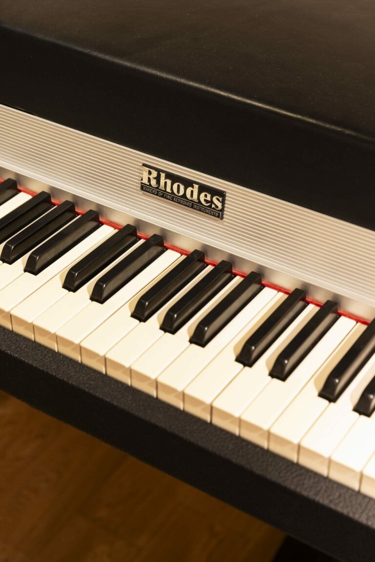 Piano Rhodes dans un studio Red House Acoustics