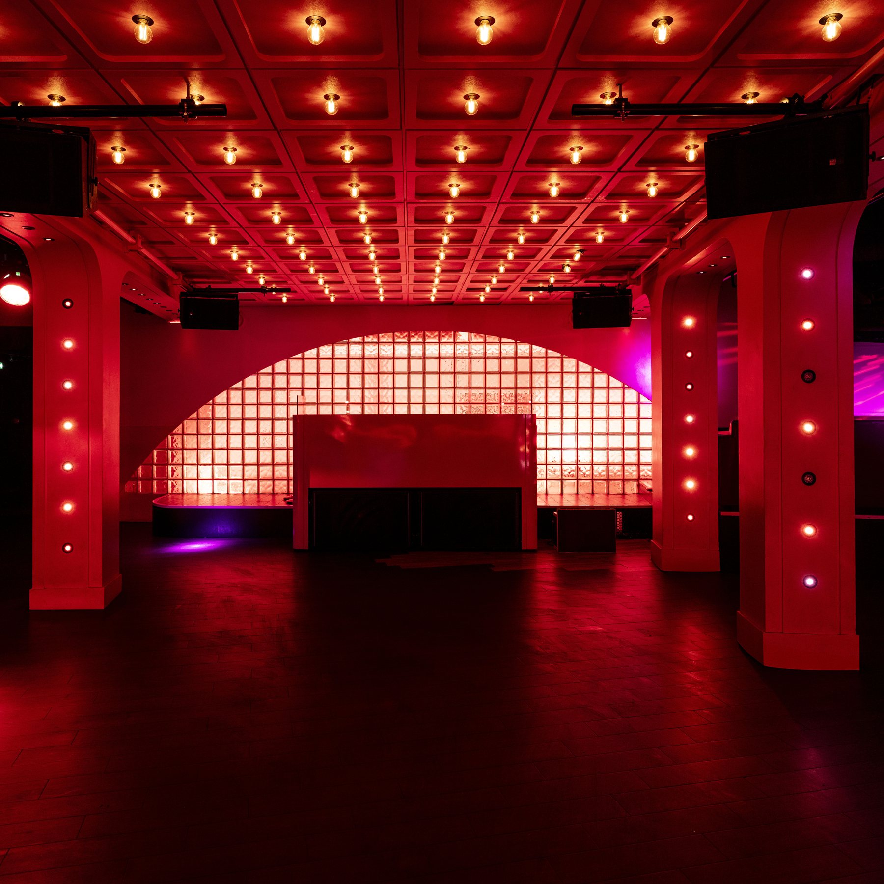 La Fête, salle rouge