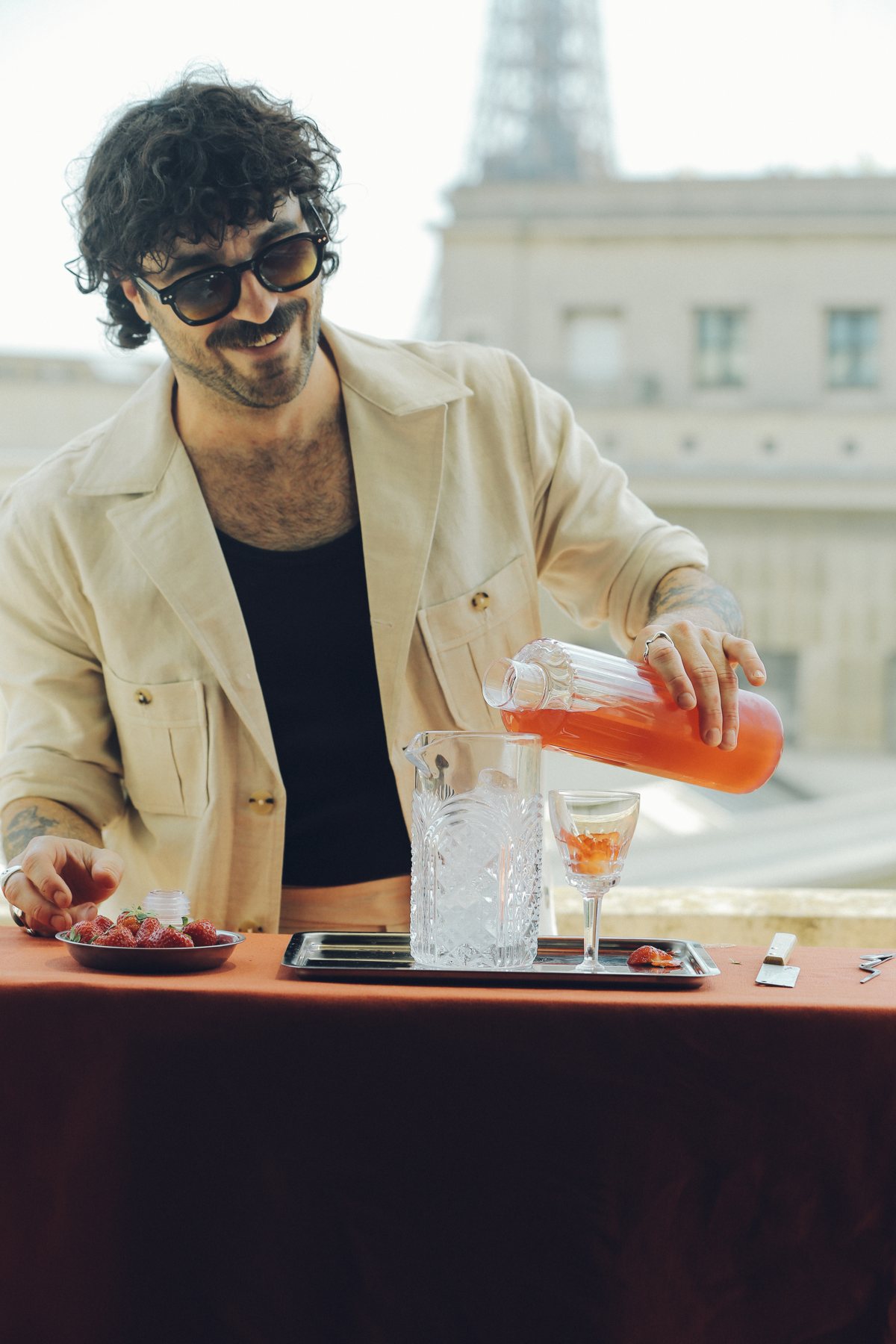 Le barman, tour Eiffel