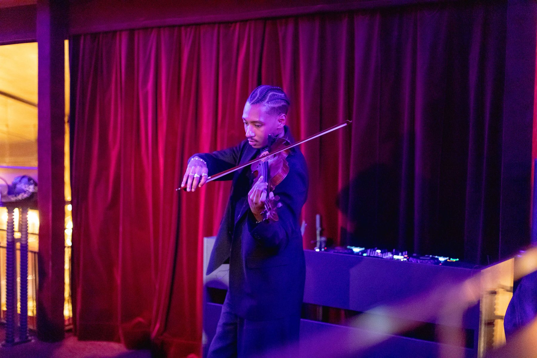 Violoniste devant le rideau