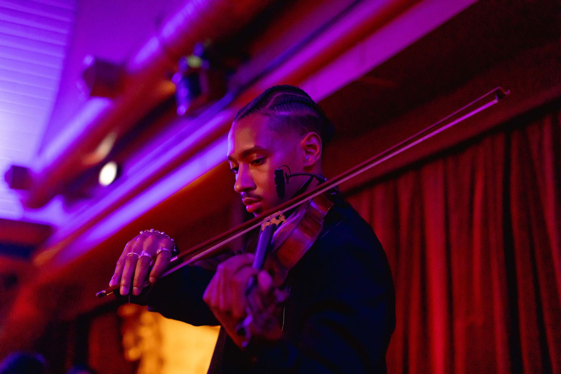 Violoniste, lumière violette