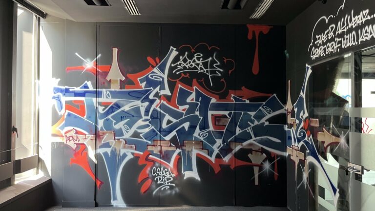 Mur graffé, étage 5