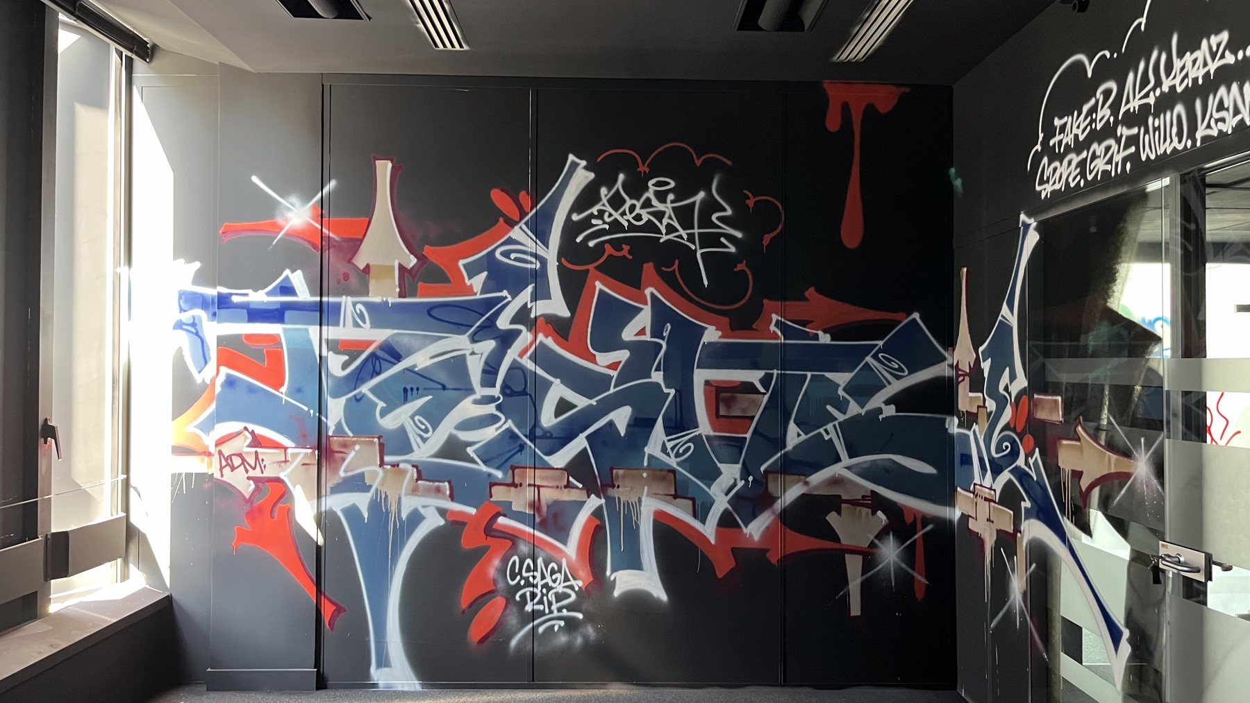 Mur graffé, étage 5